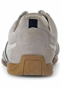 Beige Wildlederschuh für Sport mit einer flexiblen Gummisohle, gepolstertem Schaftrand und dunkelblauen Akzenten. Strukturiertes Muster auf der Sohle für besseren Halt.