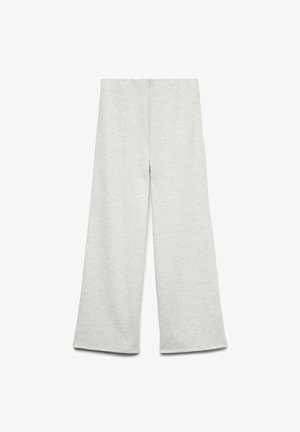 Jasnoszare szerokie spodnie wykonane z miękkiego materiału o gładkiej fakturze i wyraźnych szwach, charakteryzujące się prostym krojem i brakiem widocznych elementów metalowych.