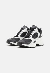 Eleganckie czarno-białe sneakersy z różnorodnymi fakturami, z wzorzystą nawierzchnią i wyraźnym logo po boku. Zasuwane na sznurówki.