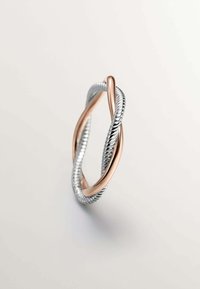 Anillo retorcido que presenta hebras de oro rosa y plata texturizada, acabados metálicos lisos y brillantes, forma circular y sin adornos visibles.