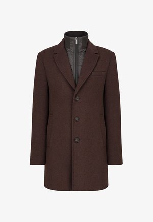 Brązowy płaszcz z wełny z klapami, czterema guzikami z przodu, pojedynczą kieszenią na piersi i wysokim kołnierzem. Teksturowane wykończenie materiału.