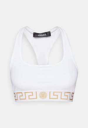 Top desportivo branco com um padrão de chave grega dourada e o logótipo da Versace na bainha. Apresenta um design de costas de nadador e um tecido elástico.