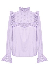 Blouse violet clair avec col à volants, broderie florale sur le yoke, et manches en cloche avec découpes œillets et bords festonnés.