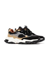 Zapatillas negras y marrones que combinan ante y malla, con una suela blanca moteada gruesa y acentos grises en los laterales.
