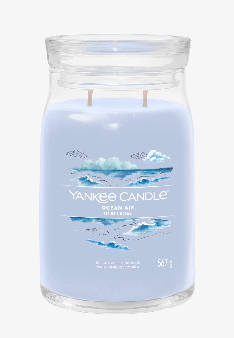 Hellblaues Yankee Candle Glas mit der Aufschrift "Ocean Air" und Illustrationen von Meereswellen und Wolken, zwei Dochten und einem Gewicht von 567 g.