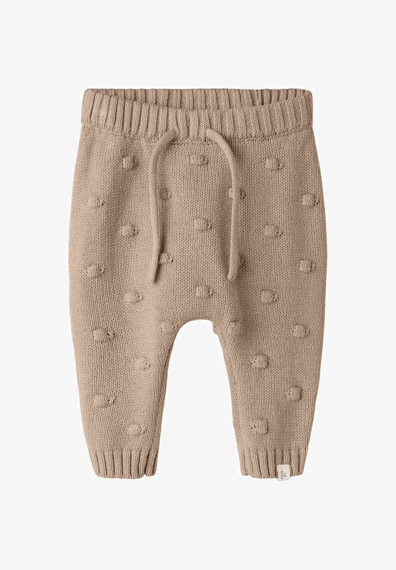 Bež pletene hlače za dojenčke z izbočenim pikastim vzorcem, rebrastim pasom in manšetami ter sprednjim vrvico za zategovanje.