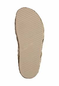 Suola in gomma color tan con superficie testurizzata e rigata. Rifinita con materiale intrecciato, progettata per comfort e grip. Stampata con il nome del marchio.