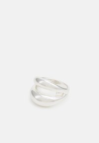 Anillo de plata de doble banda con una superficie lisa y pulida. Presenta un diseño fluido y curvado con secciones superpuestas para un aspecto moderno.
