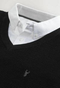 REGULAR FIT TEXTURED OXFORD V-NECK MOCK - Vesta - black