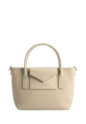 Sac à main en cuir beige texturé avec deux anses et une poche avant de style enveloppe portant l'inscription "Lancaster Paris".