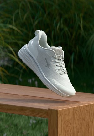 Hellgrauer Sneaker mit einer strukturierten Mesh-Oberfläche, abgerundeter Zehenpartie und geschwungener Sohle. Verfügt über graue Schnürsenkel und ein dezentes Logo an der Seite.