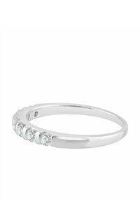 Prsteň z bieleho zlata s piatimi guľatými, čistými diamantmi usporiadanými v rade pozdĺž obvodu, hladký leštený povrch, elegantný dizajn.