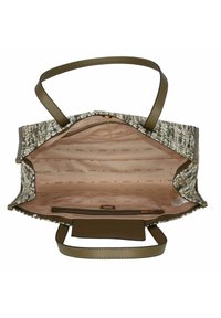 Bolso tote con exterior tejido en tonos neutros, con correas de cuero suave y un interior rosa con múltiples compartimentos y estampado del logo.