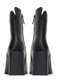 Paire de bottines en cuir noir avec talons blocs hauts et fermetures éclair verticales à l'arrière, vues de dos.