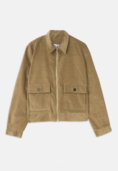 Kordfløjljakke i tan, med lynlåslukning, krave og to forreste klaplommer med knapflapper.