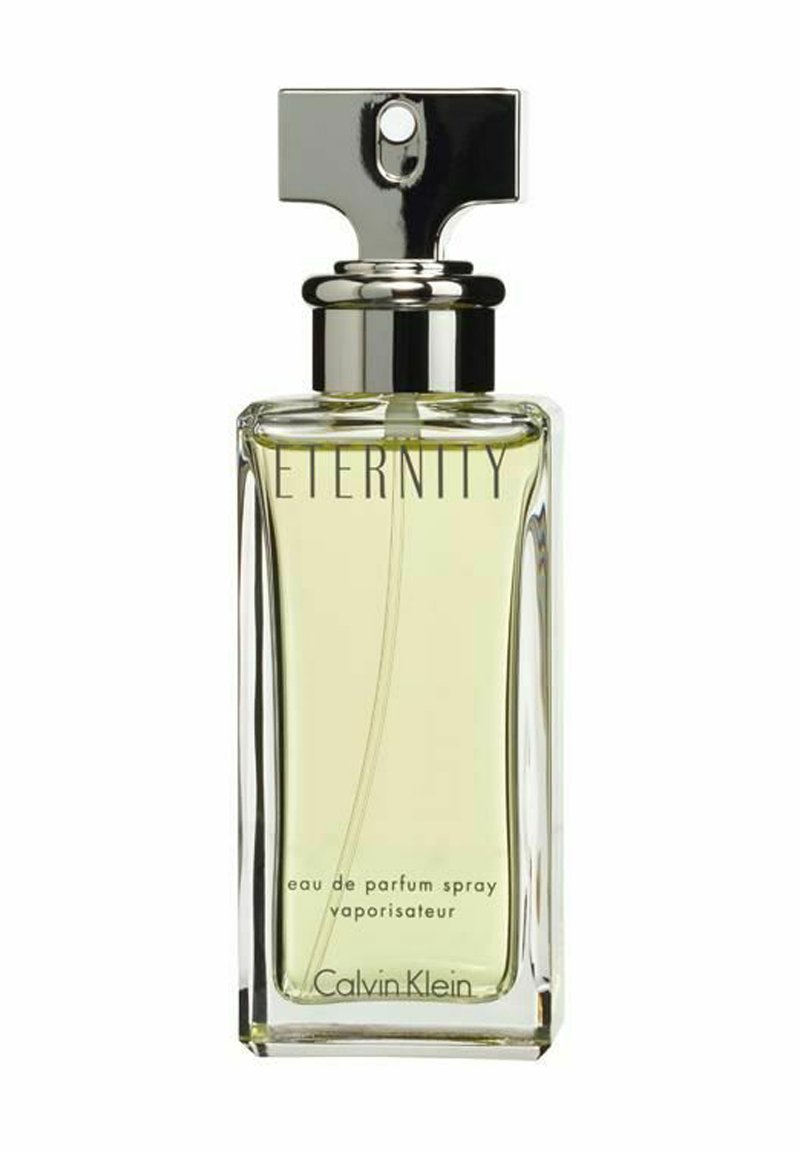 Calvin Klein Eternity parfumflaske; rektangulær glas, sølv hardware, klar væske, prægede bogstaver på fronten, minimalistisk design.