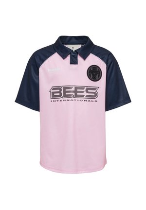 Kortærmet sportstrøje med pink krop, marineblå ærmer og krave, sort logo-patch og teksten "BEES INTERNATIONALS" foran.