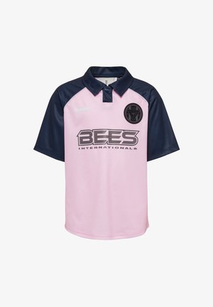 Kurzärmeliges Sportshirt mit pinkem Körper, marineblauen Ärmeln und Kragen, schwarzem Logo-Patch und dem Text „BEES INTERNATIONALS“ vorne.