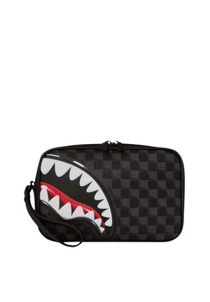 Estuche rectangular negro a cuadros con correa para la muñeca y un gráfico de boca de tiburón con dientes blancos afilados y encías rojas en el lado frontal.
