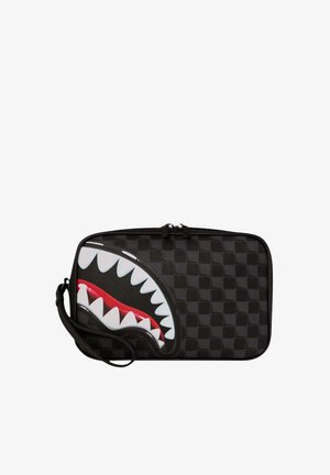 Estuche rectangular negro a cuadros con correa para la muñeca y un gráfico de boca de tiburón con dientes blancos afilados y encías rojas en el lado frontal.
