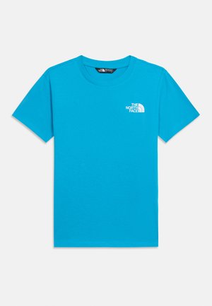Lys blå T-skjorte med korte ermer og rund hals, med liten hvit The North Face-logo på venstre bryst.