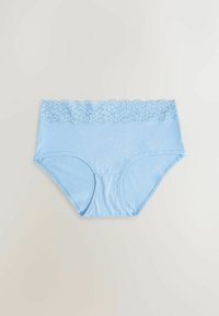 Jasnoniebieskie majtki z pasem w kwieciste koronkowe wykończenie. Wykonane z miękkiego materiału bawełnianego, charakteryzują się bezszwowym brzegiem i klasycznym krojem majtek.