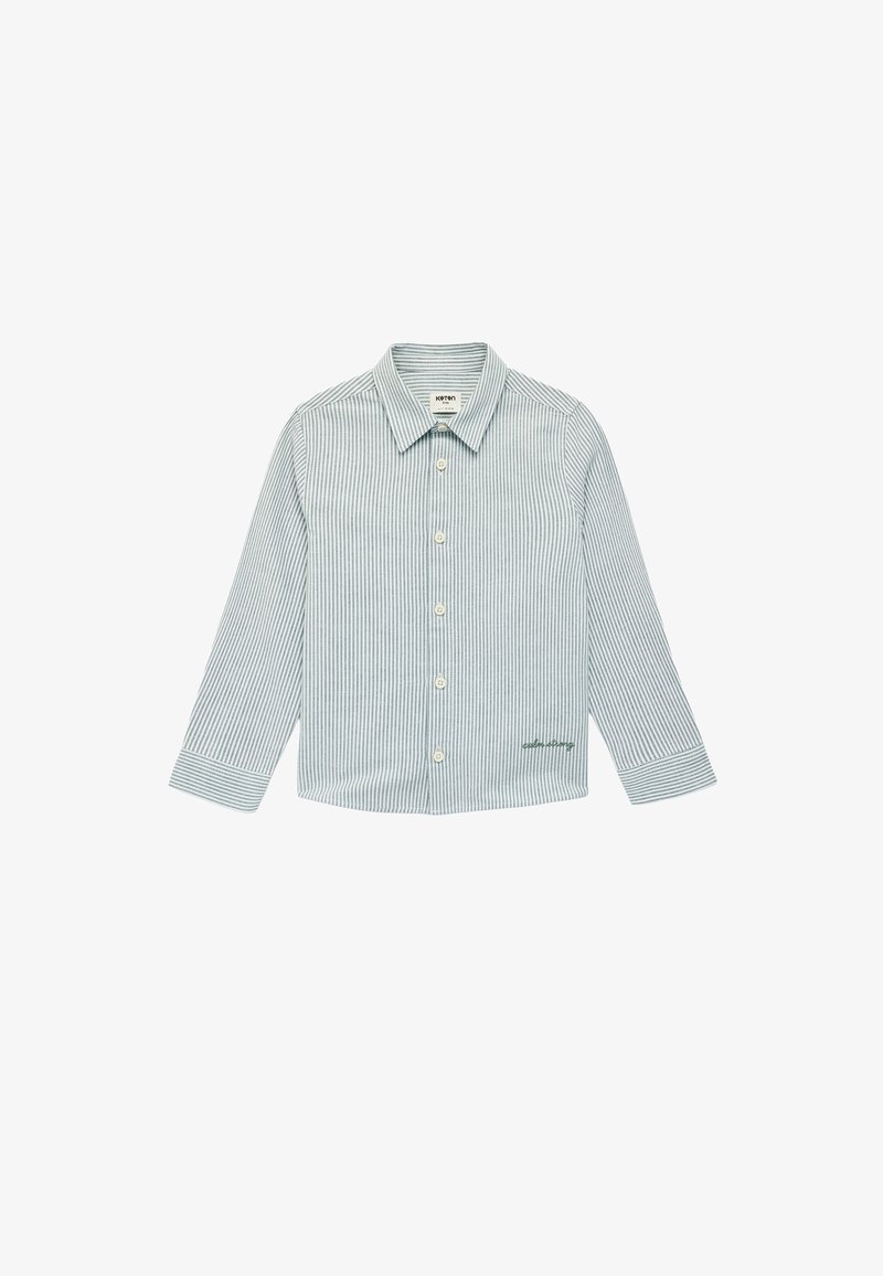 Camisa de manga larga con botones, con finas rayas verticales azules y blancas y un cuello clásico, con un pequeño texto bordado cerca del dobladillo.