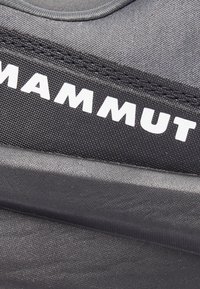 Svart vandringsskor med en strukturerad ovandel, stark sömnad och framträdande vitt varumärke på sidan.