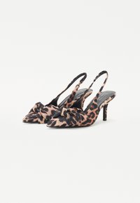 Lekkerhuset med leopardmønster, med spiss tå, tekstiloverflate, dekorativ frontknute, og en smal stilettohæl.