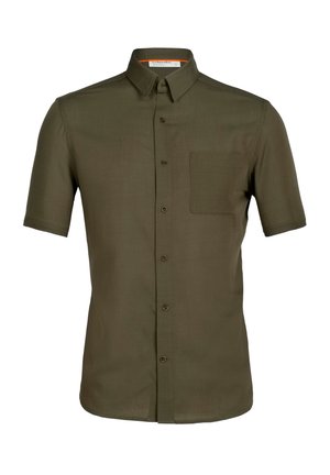 Camicia a maniche corte con bottoni di colore verde oliva, realizzata in tessuto morbido, dotata di una singola tasca sul petto e colletto a punta.