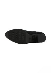 Sort nubuck ankelstøvle med rund tå og en tekstureret gummisål med cirkulære greb for forbedret trækkraft.