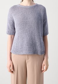 Helllila gestricktes T-Shirt mit kurzen Ärmeln, runder Ausschnitt und gerippten Akzenten am Saum und an den Ärmeln, strukturierter Stoff, lockere Passform.
