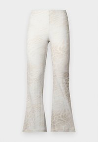 Παντελόνια με καμπάνα από ελαφρύ ύφασμα, με διακριτικό μπεζ και κρεμ μοτίβο και κάθετη υφή ραβδώσεων, μινιμαλιστικός σχεδιασμός.