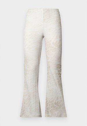 Pantalon évasé en tissu léger, présentant un motif subtil beige et crème avec une texture côtelée verticale, design minimaliste.