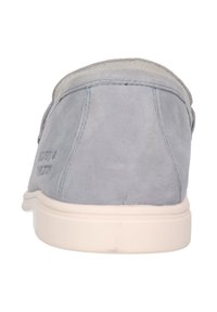 Scarpa in suede grigio chiaro con punta arrotondata e texture morbida, dotata di suola bianca e dettagli di cucitura minima sul retro.