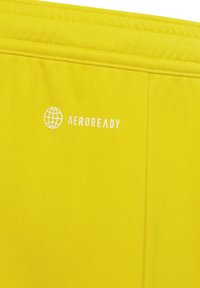 Geel sportstof met een zachte textuur en een gladde afwerking, gemarkeerd met een witte "AEROREADY" logo en een wereldbolontwerp.