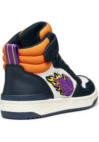 Zapatillas altas con exterior de cuero azul marino, cuello acolchado en naranja, detalle de llamas bordadas en morado y mediasuelas blancas con agarre texturizado.