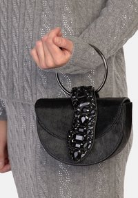 Piccola borsa nera con finitura strutturata, caratterizzata da una tracolla decorativa in cristallo e da una maniglia circolare in metallo.