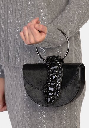 Piccola borsa nera con finitura strutturata, caratterizzata da una tracolla decorativa in cristallo e da una maniglia circolare in metallo.