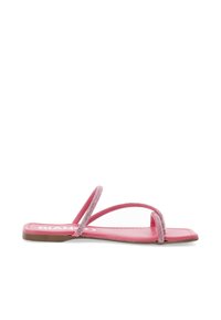 Sandalias planas rosas con dos tiras finas, una de ellas con un detalle brillante, y una suela plana y lisa. El diseño es simple y moderno.