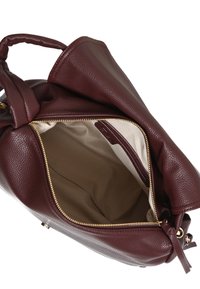 Borsa in pelle marrone scuro con esterno texturizzato, zip dorata e rivestimento beige. L'interno include una tasca con zip per l'organizzazione.