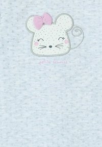 Tela gris claro con un patrón texturizado que presenta un diseño de cara de ratón. El ratón tiene un lazo rosa, detalles con puntos y el texto "petite serveuse".