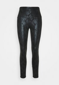 Svarta högmidjade leggings med ett glänsande, texturerat orm-skinsmönster mot en enkel vit bakgrund.