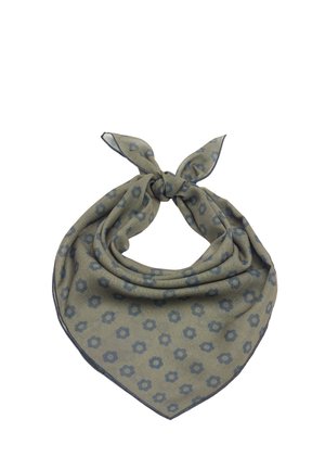 Kwadratowy zielono-szary szal z niebieskim kwiatowym wzorem, złożony i zawiązany na luźny supeł na górze.