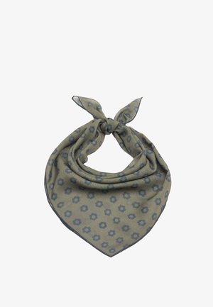 Kwadratowy zielono-szary szal z niebieskim kwiatowym wzorem, złożony i zawiązany na luźny supeł na górze.