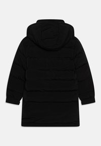 Svart boblejakke med hette, med quiltet tekstur, elastiske mansjetter og rett avslutning, designet for varme og komfort.