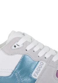 Schuh mit einer Kombination aus weißem Leder, grauem Wildleder und glänzenden hellblauen Akzenten. Enthält weiße Schnürsenkel und eine strukturierte Oberfläche.
