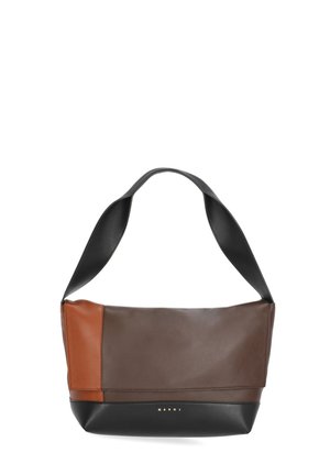 Borsa a tracolla in pelle con ampio strap nero, corpo principale marrone, base nera e pannello laterale color cuoio, con piccolo logo dorato sulla base anteriore.