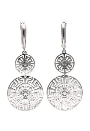 Sølv øreringe med to cirkulære skiver med labyrintlignende mønster, forbundet og med geometrisk labyrintdesign.