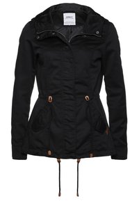 Czarna kurtka z kapturem, ściągaczem w talii i dwoma przednimi kieszeniami. Wyposażona w zamek błyskawiczny i zatrzaski, wykonana z wytrzymałego materiału.